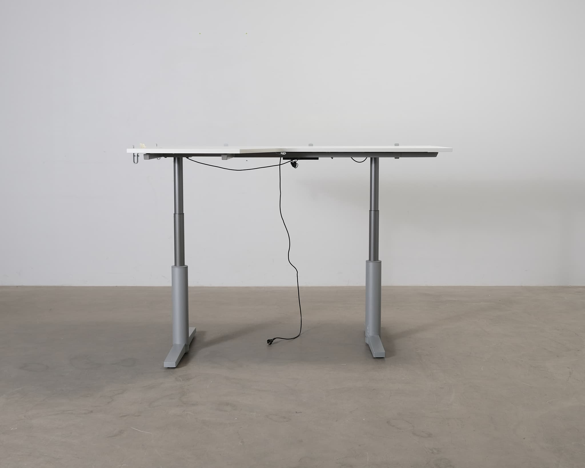 Elektriskt höj- och sänkbart skrivbord grå / vit