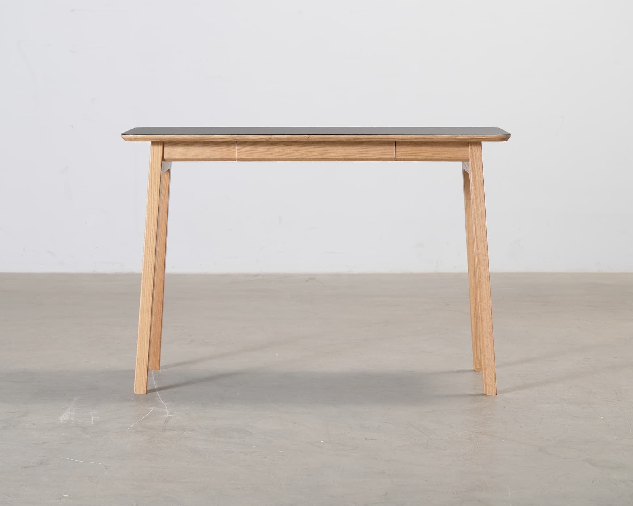 Magnus Olesen Freya skrivbord ek / svart