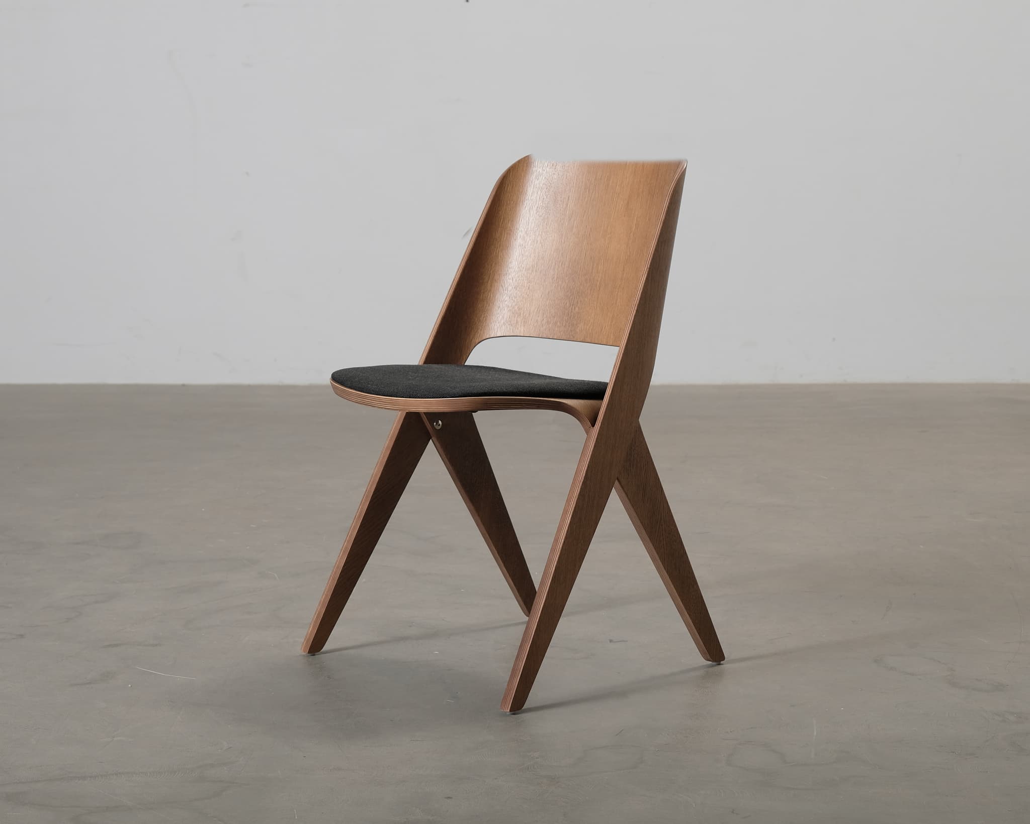 Poiat Lavitta stol med klädsel mörk ek