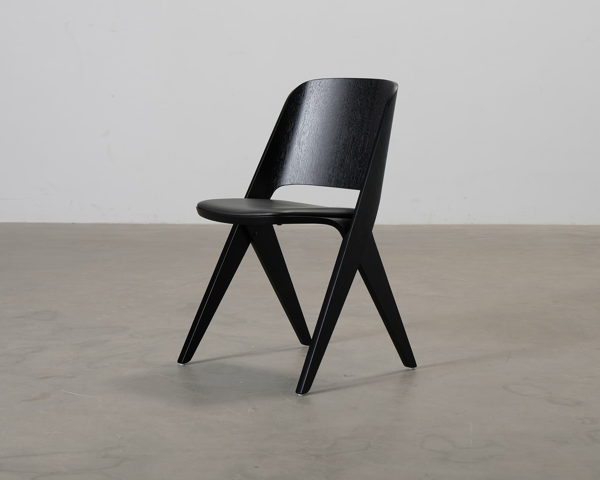 Poiat Lavitta stol med skinnsits svart