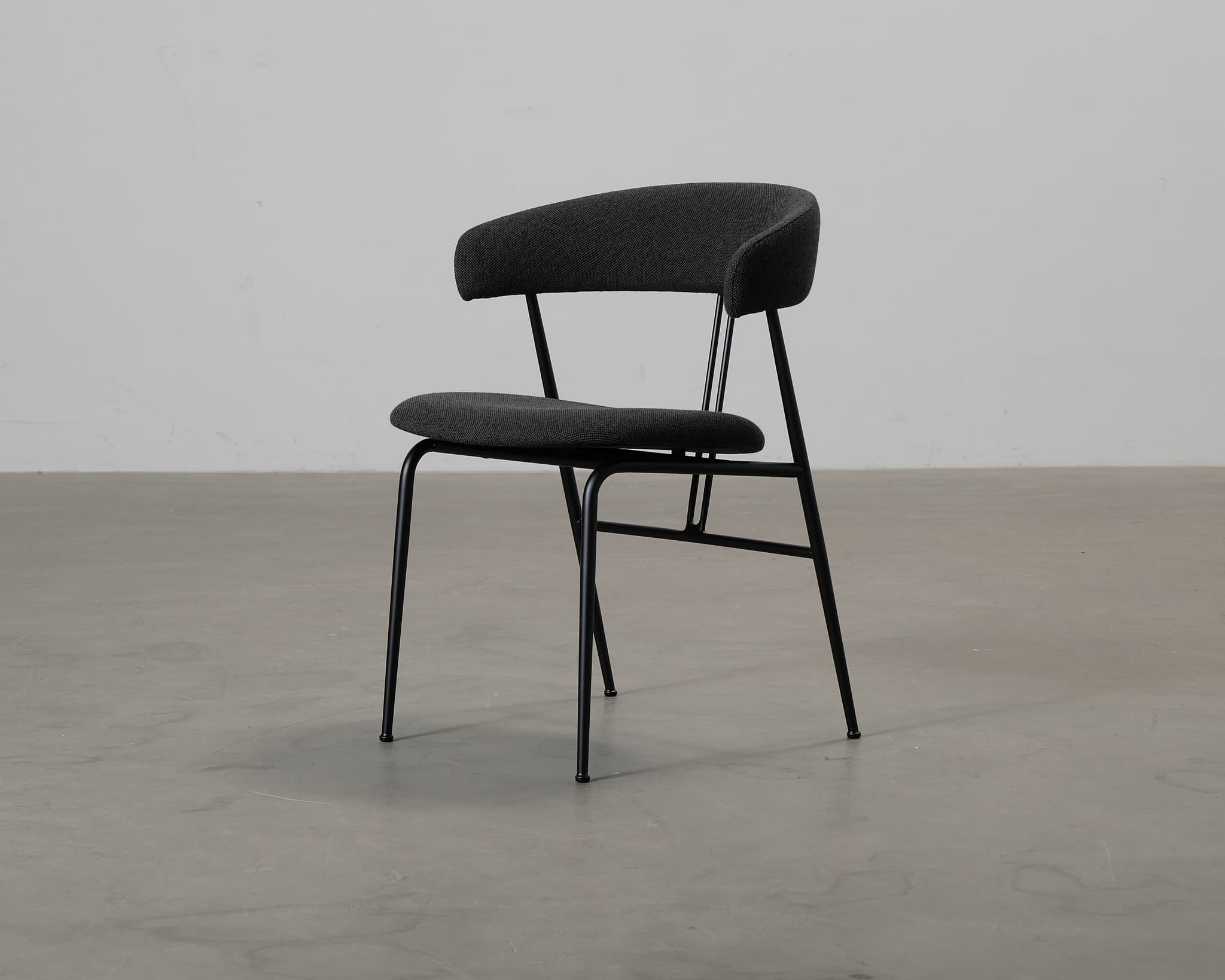 GUBI Violin stol svart